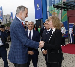 Su Majestad el Rey recibe el saludo de la alcaldesa de Gelsenkirchen, Karin Welge